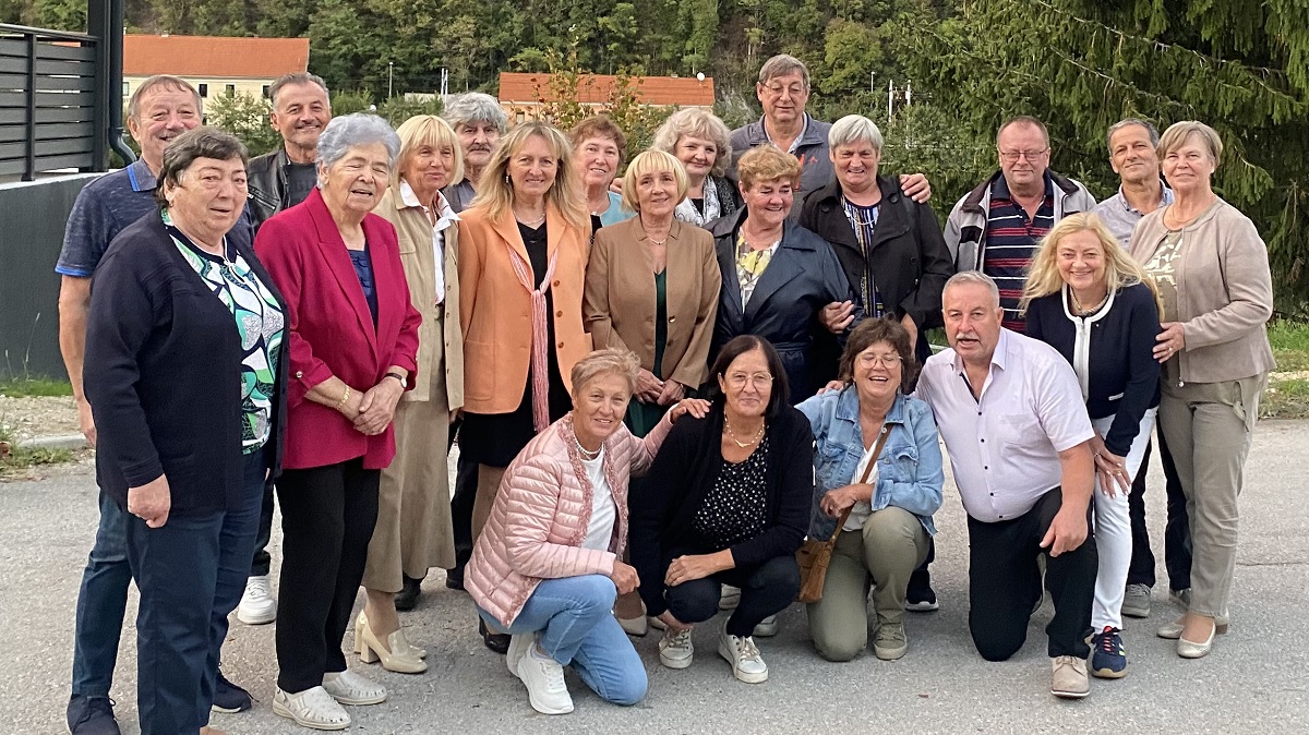 Slika sošolcev in sošolk OŠ Brestanica 50 let po zaključku osnovne šole.