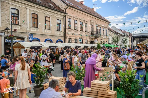 mestna-promenada-brezice-02E2C7620D-29CF-DB7E-795B-9DD4113699BD.webp