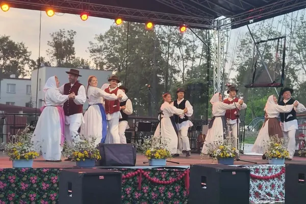 folkloristi-na-poljskem-330E4038C0-A63E-AD2F-01EA-29F6544050D7.webp